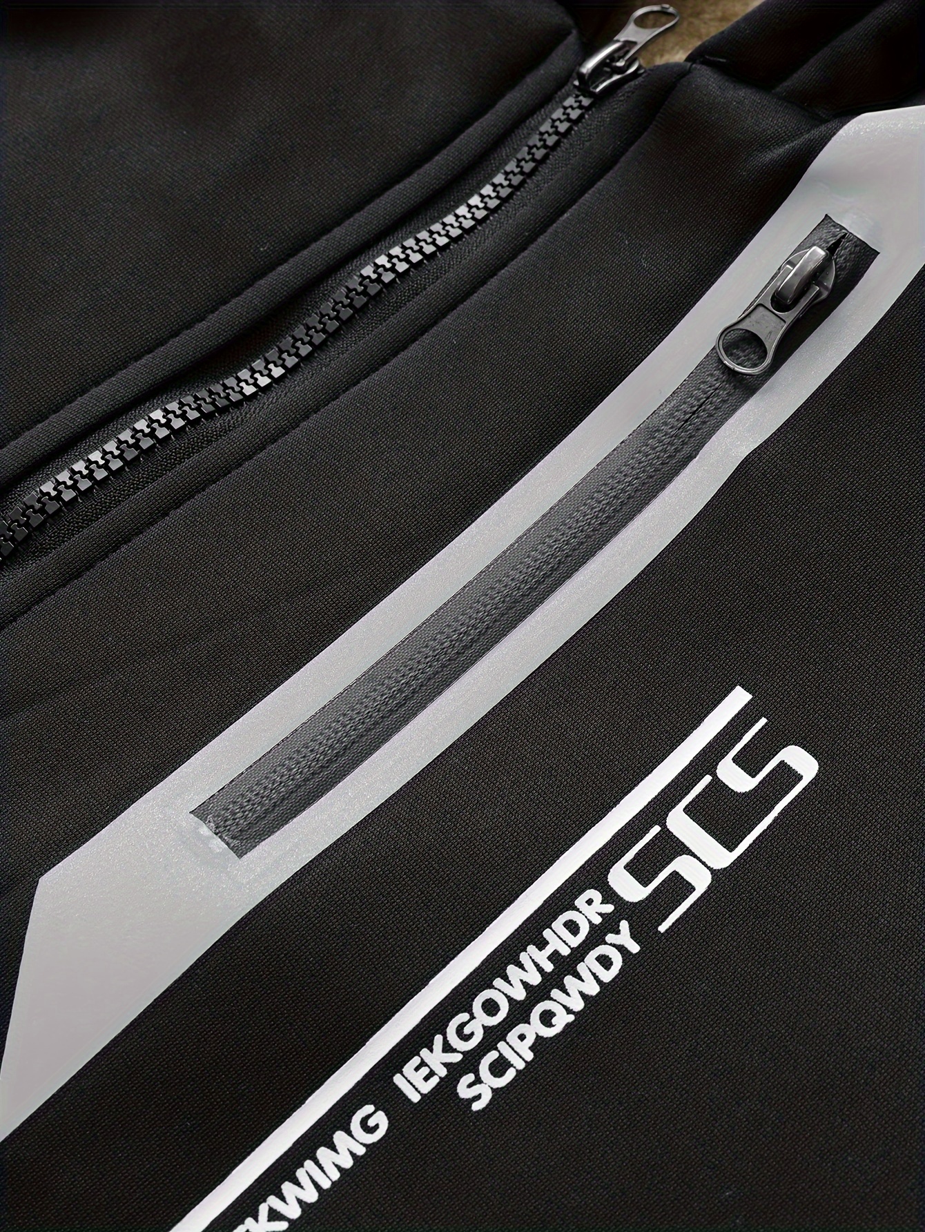 [Winter Fleece Hooded Jacket] Warm Thickened Polyester Men's Winter Fleece-Lined Hooded Jacket - Zipper Closure and Side Pockets for Casual and Athletic Use