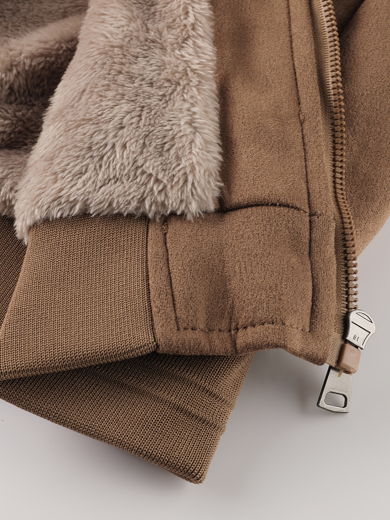 Boys' Autumn/Winter Fashion College Style Retro Street Trend Casual Versatile Fleece-Lined Zip-Up Jacket with Plush Collar, Multiple Pockets, and Hooded Coat for Outdoor Wear